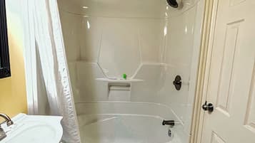 Combined shower/bathtub, free toiletries, hair dryer, towels