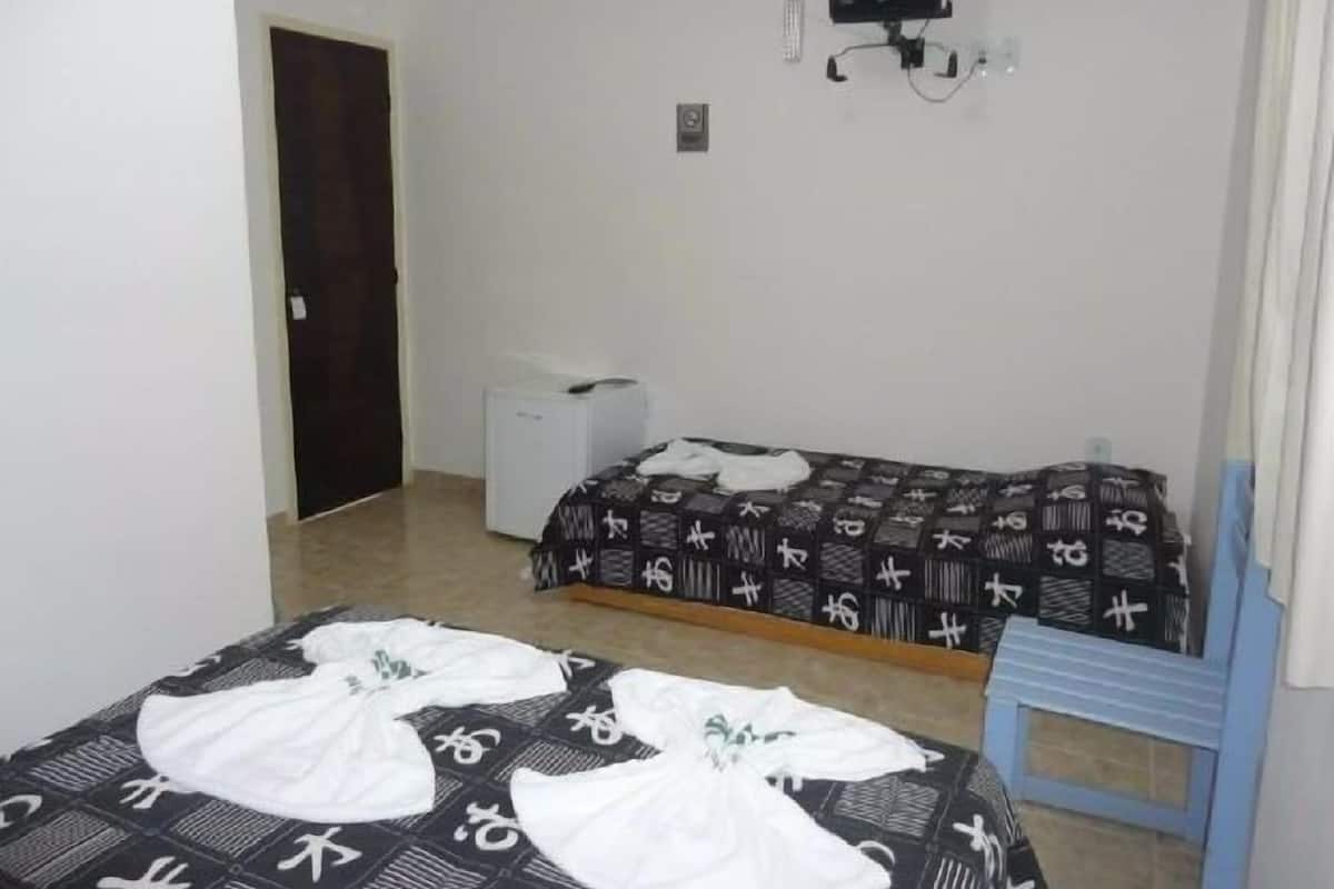 Habitación triple estándar | Minibar, cortinas opacas, wifi gratis y accesible en silla de ruedas