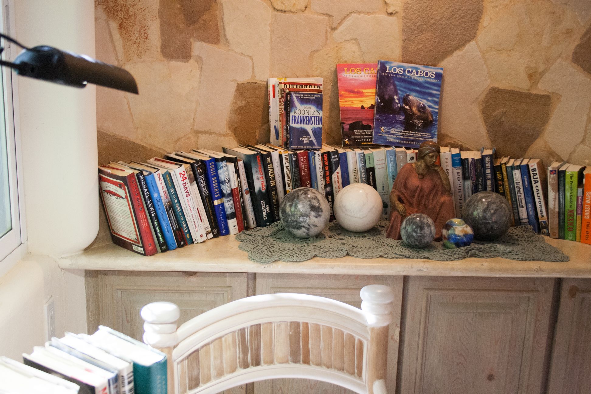Une bibliothèque remplie de livres et de globes terrestres décoratifs.