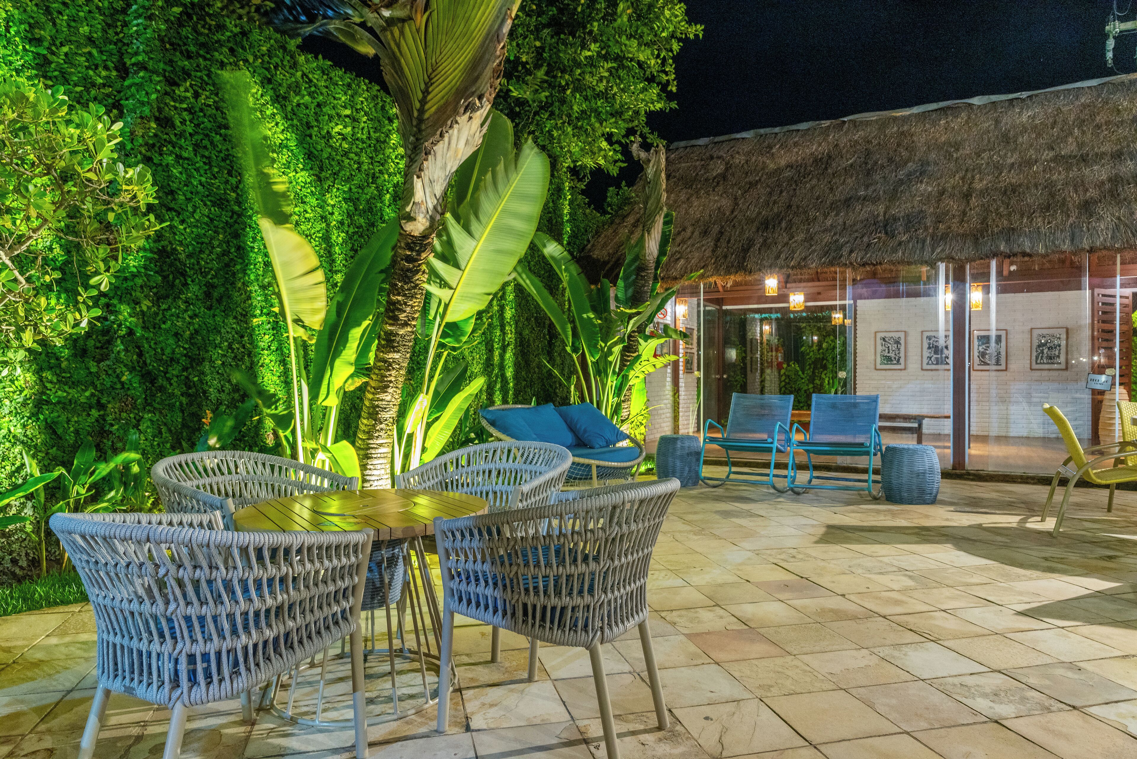 Piscina externa, guarda-sóis, espreguiçadeiras