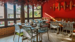 Petit déjeuner, déjeuner et dîner servis sur place