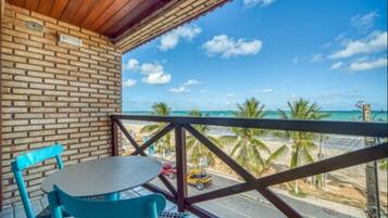 Habitación doble superior, vista al océano | Minibar, decoración personalizada, muebles diferentes y escritorio