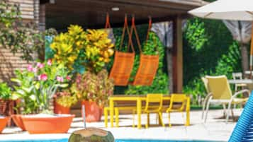 Piscine extérieure, parasols de plage, chaises longues