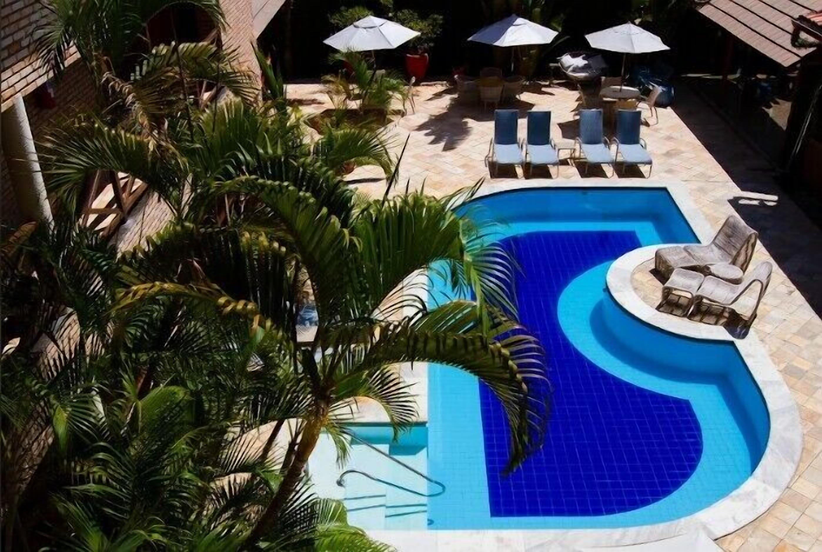 室外游泳池，池畔遮阳伞，日光浴躺椅