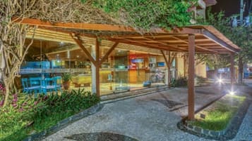 Vista frontal de la propiedad