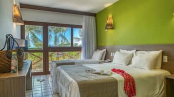Quarto triplo, vista para o mar | Frigobar, individualmente decorados, individualmente mobiliados