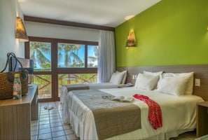 Habitación triple, vista al mar | Minibar, decoración personalizada, muebles diferentes y escritorio