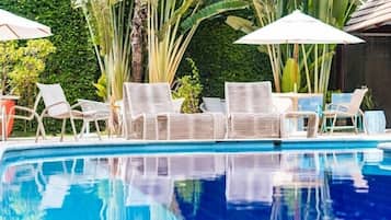 Utomhuspool, parasoller och solstolar