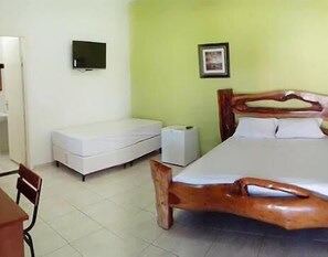 Phòng Deluxe | Minibar, trang trí khác biệt, bàn, màn/rèm cản sáng 