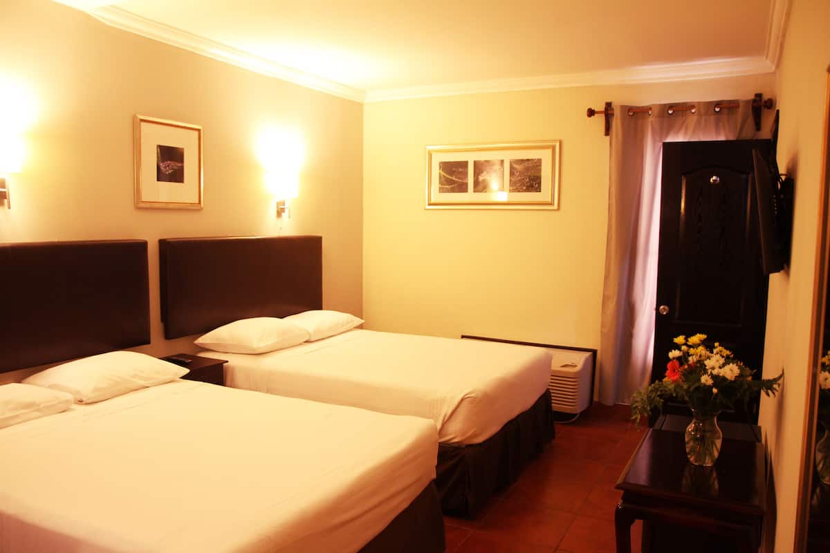 Quarto casal luxo, 2 camas de casal | Roupas de cama premium, cofres nos quartos, Wi-Fi de cortesia