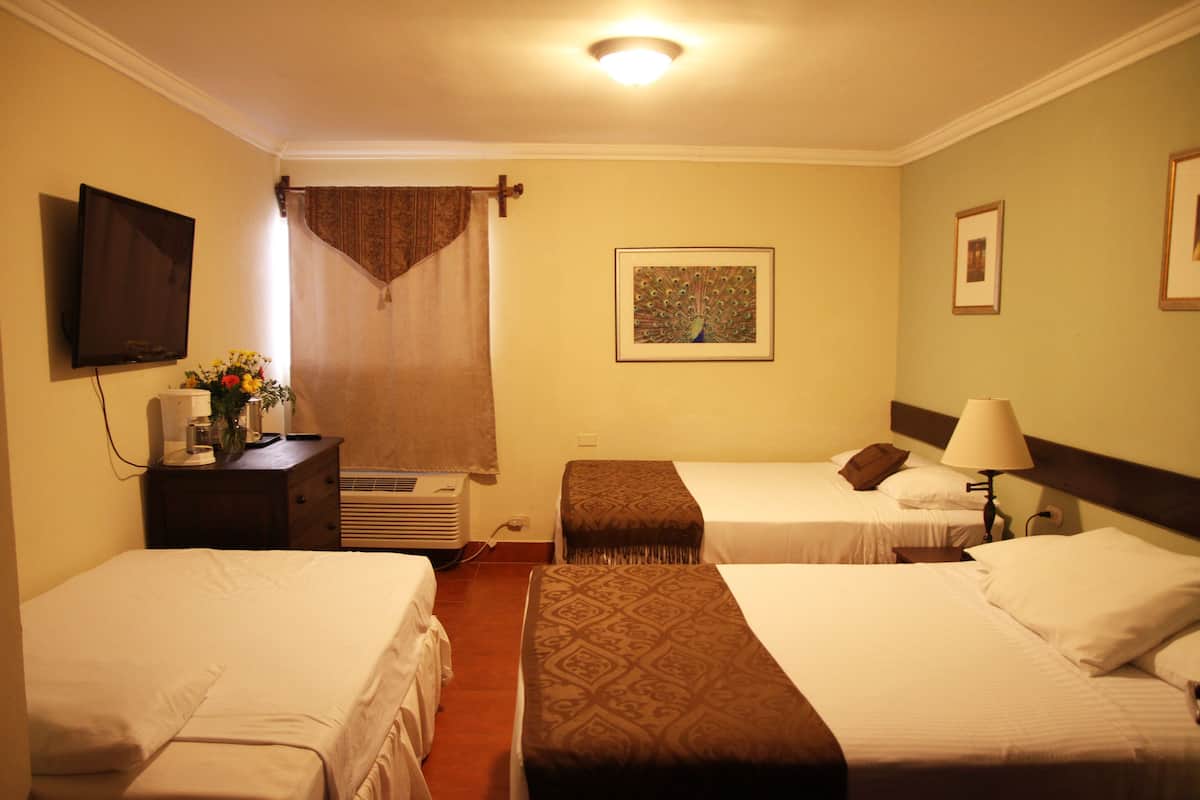 Quarto triplo premium | Roupas de cama premium, cofres nos quartos, Wi-Fi de cortesia