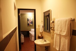 Habitación Deluxe doble, 2 camas dobles | Baño | Ducha, artículos de higiene personal gratuitos, toallas y champú