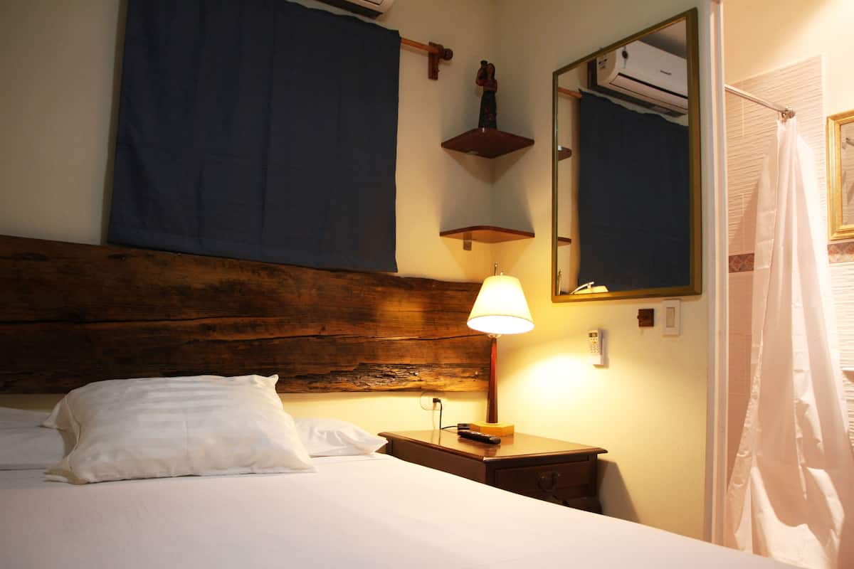Small Room | เครื่องนอนระดับพรีเมียม, ผ้านวมขนเป็ด, เตียงพร้อมฟูกเสริมที่นอน