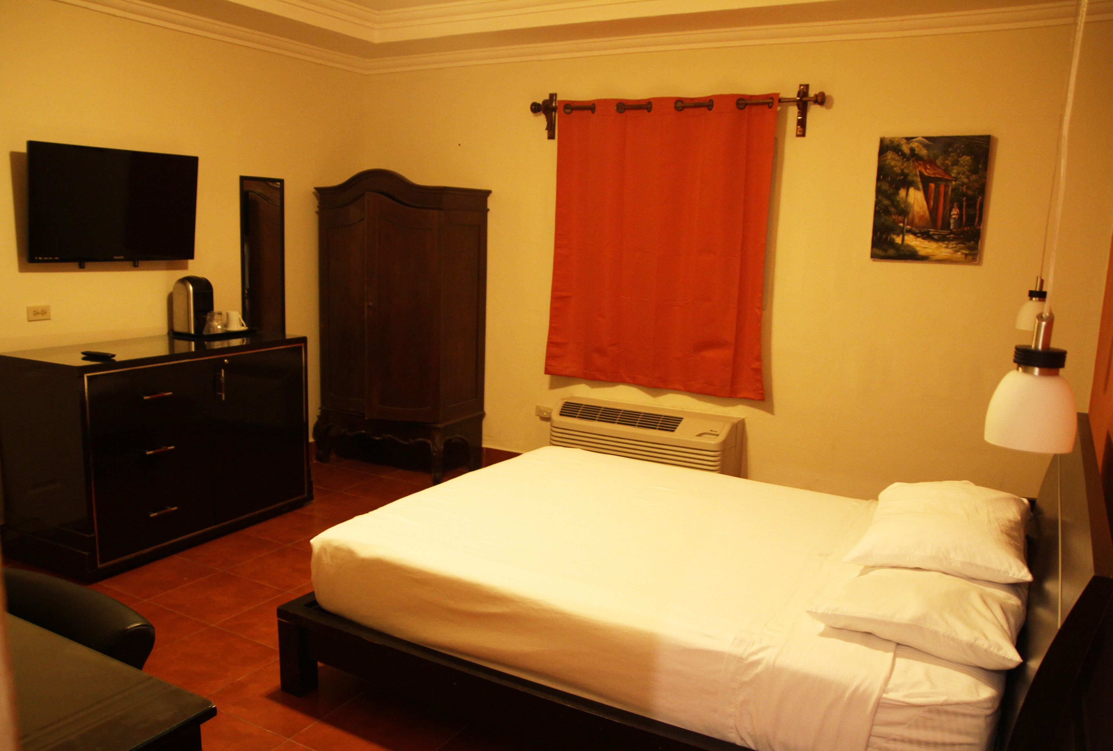deluxe double room, 1 queen bed | premium bedding, in-room safe, free wifi, bed sheets