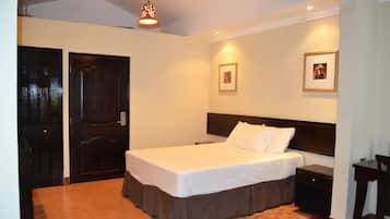 Premium Studio Suite, 1 King Bed | Premium bedding, in-room safe, free WiFi, bed sheets