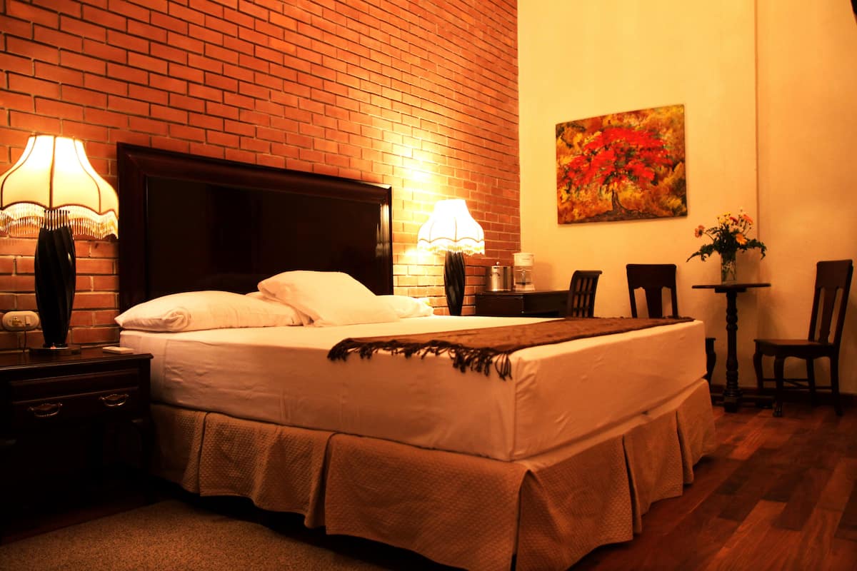 ห้องสวีท | เครื่องนอนระดับพรีเมียม, ผ้านวมขนเป็ด, เตียงพร้อมฟูกเสริมที่นอน