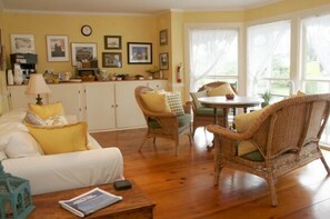 Breakfast area - The Inn at Old Harbor (Block Island)