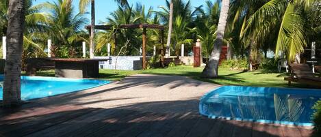 Alberca al aire libre y camastros