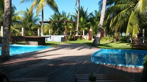 Outdoor pool, sun loungers - Pousada Vida Sol (São Miguel dos Milagres)