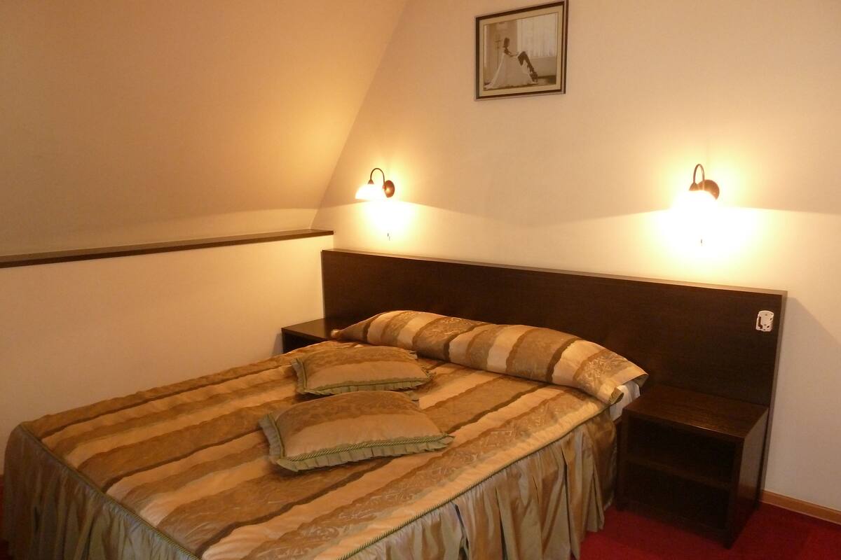 Family Room | Minibar, in-room safe, desk, soundproofing