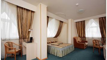 Kahden hengen superior-huone | Minibaari, tallelokero huoneessa, työpöytä, äänieristys