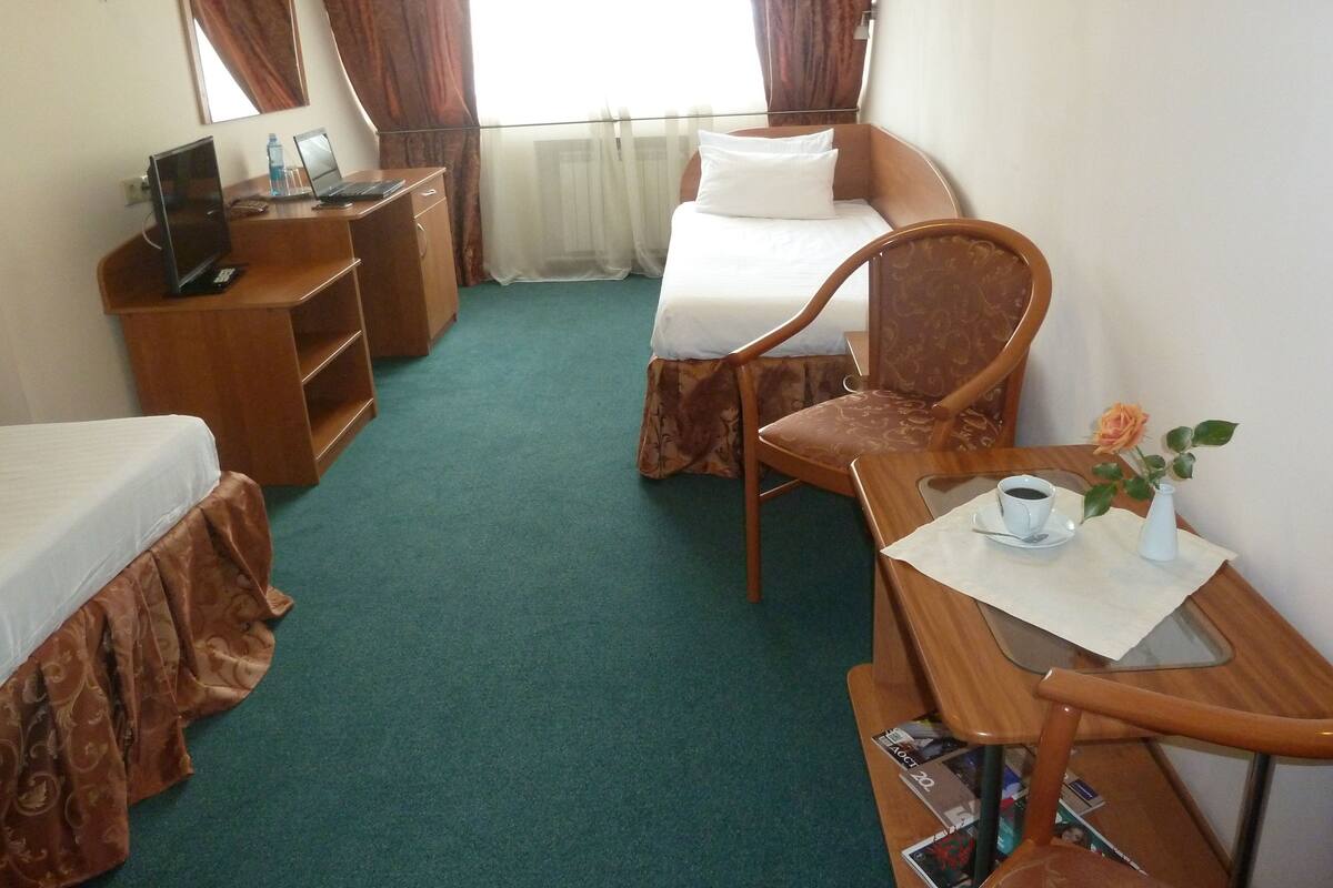 Standard Twin Room | Minibar, in-room safe, desk, soundproofing