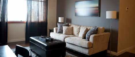Suite, 1 cama King size, vista al océano, frente al mar | Área de sala de estar | Televisión de pantalla plana