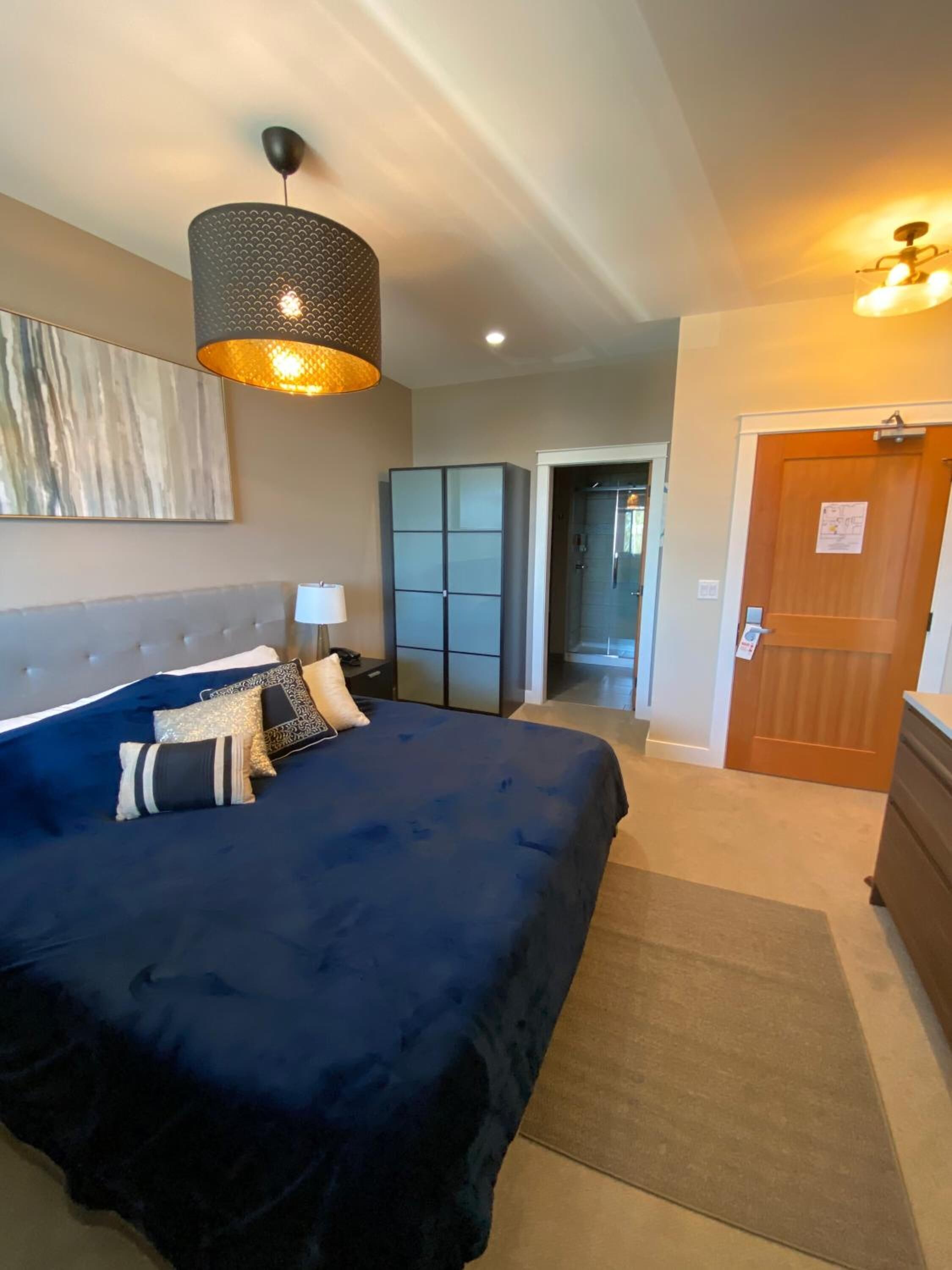 1 bedroom, premium bedding, desk, soundproofing