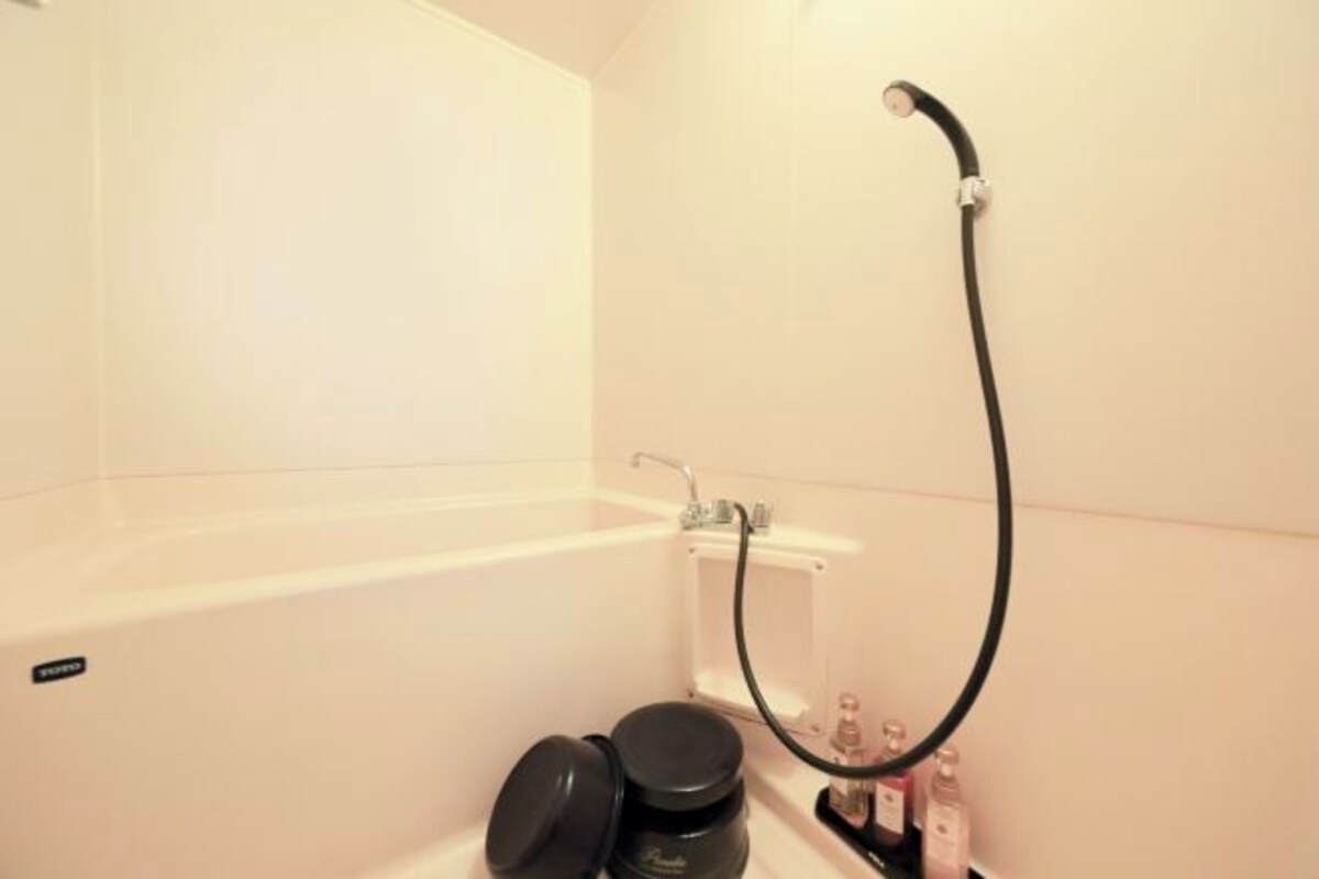 Un baño moderno con bañera, ducha y lavamanos.