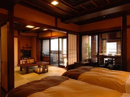传统套房, 湖景 (with Tatami Area and Open-Air Bath) | 客房内保险箱、办公桌、免费 WiFi