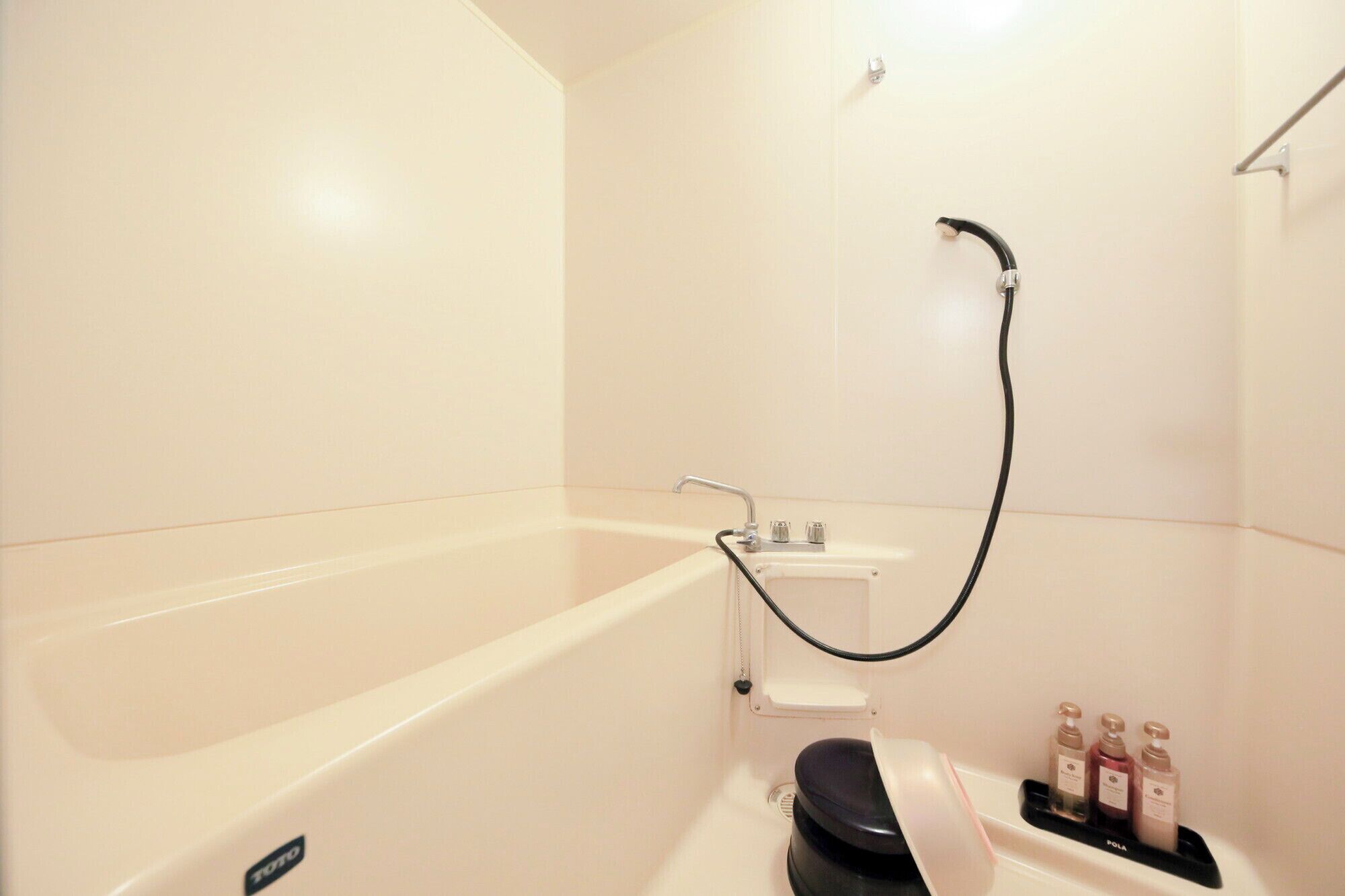Ein Badezimmer mit Badewanne, Toilette und Dusche.