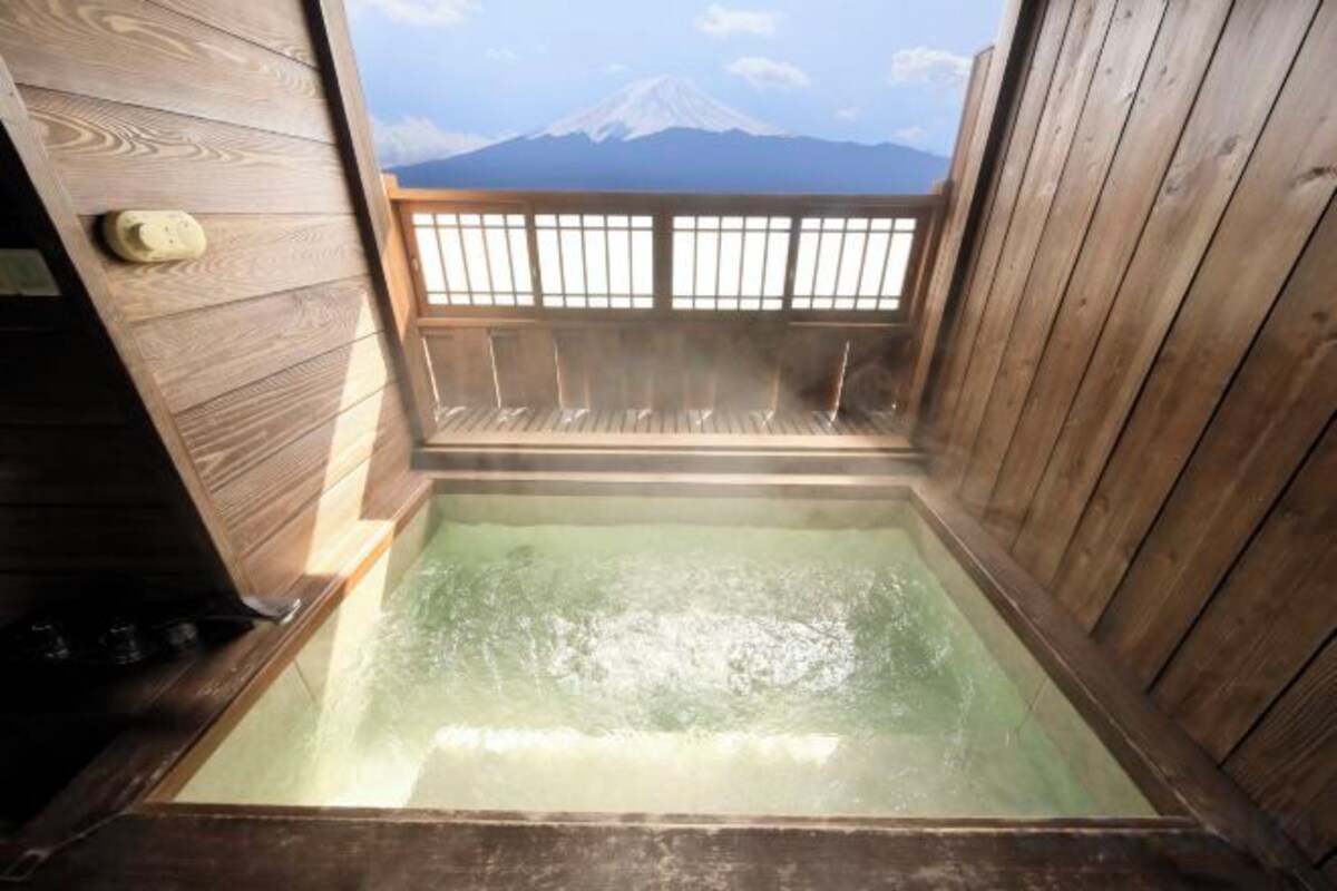 Mt. Fuji Side Spacious Japanese-style Room with Open-air Bath