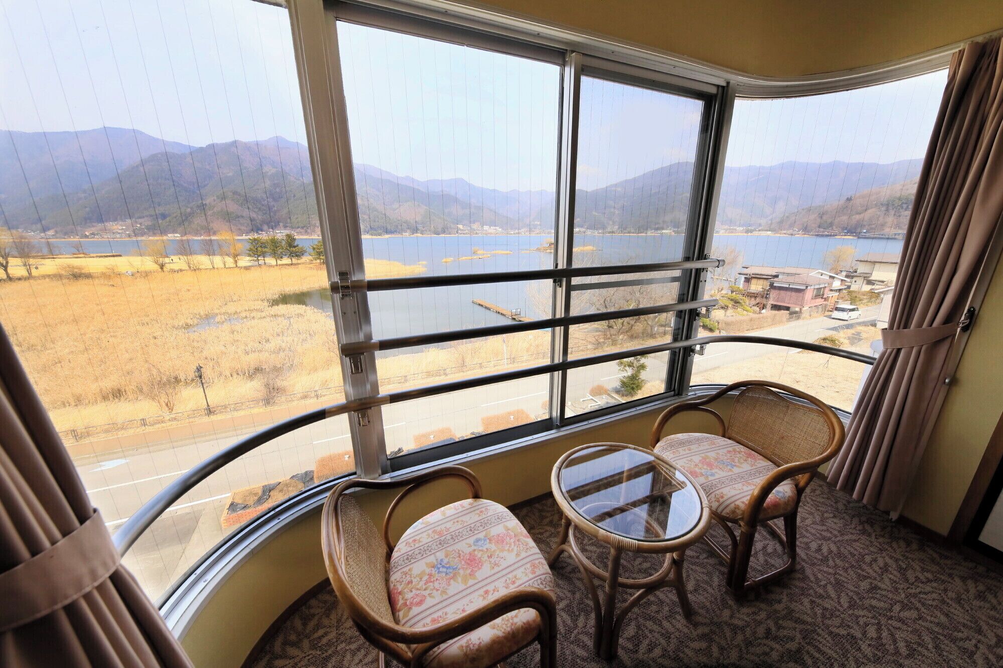 和洋室 ダブルベッド1台 [河口湖側] | レイク ビュー