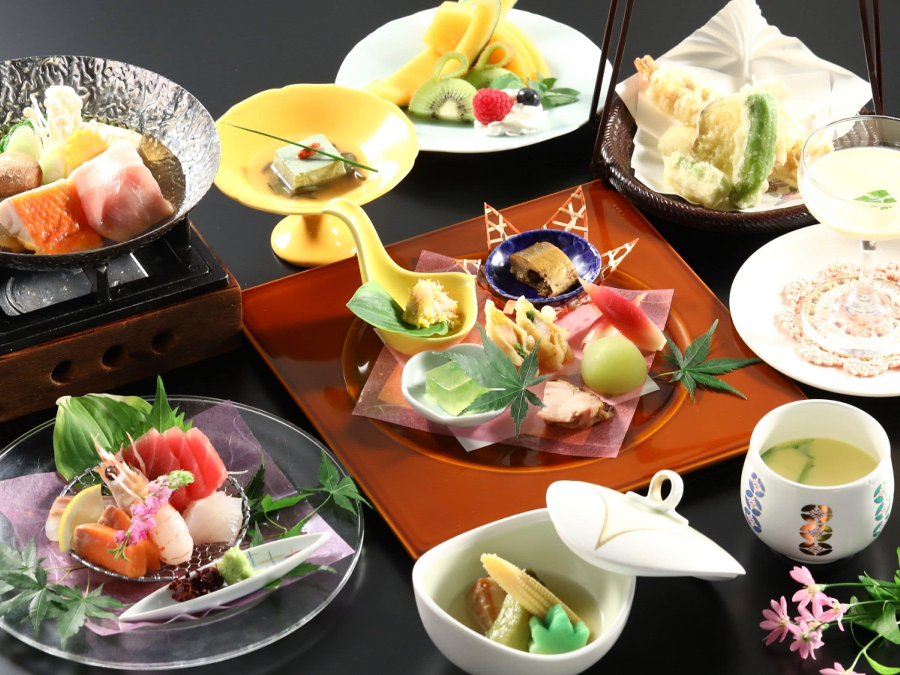 Une variété de plats sont disposés sur la table, notamment des sushis, des sashimis et d’autres spécialités de la cuisine asiatique.