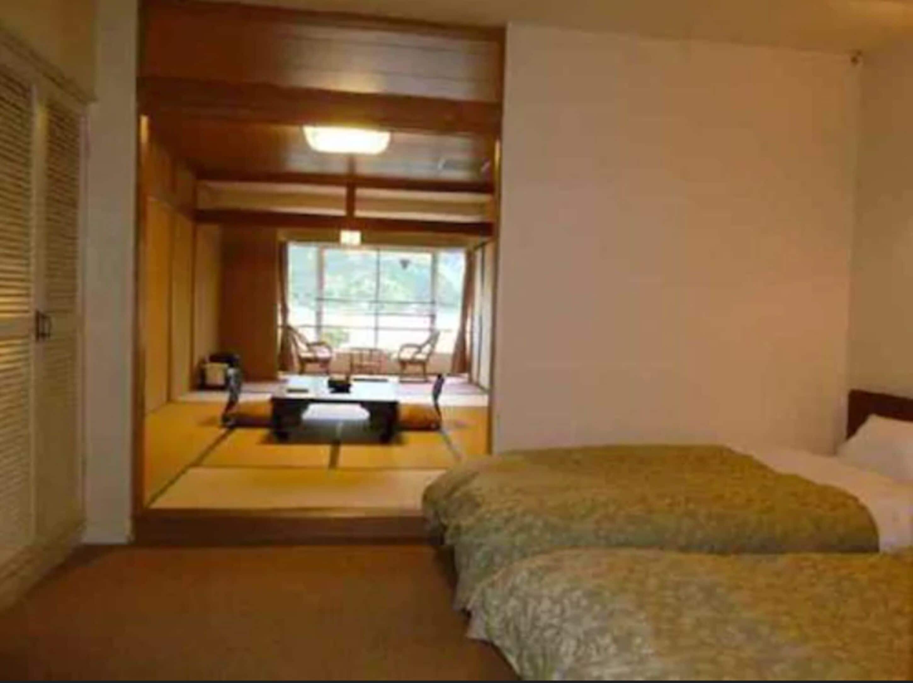 Ein Hotelzimmer mit einem Bett, einem kleinen Tisch und einem Stuhl.