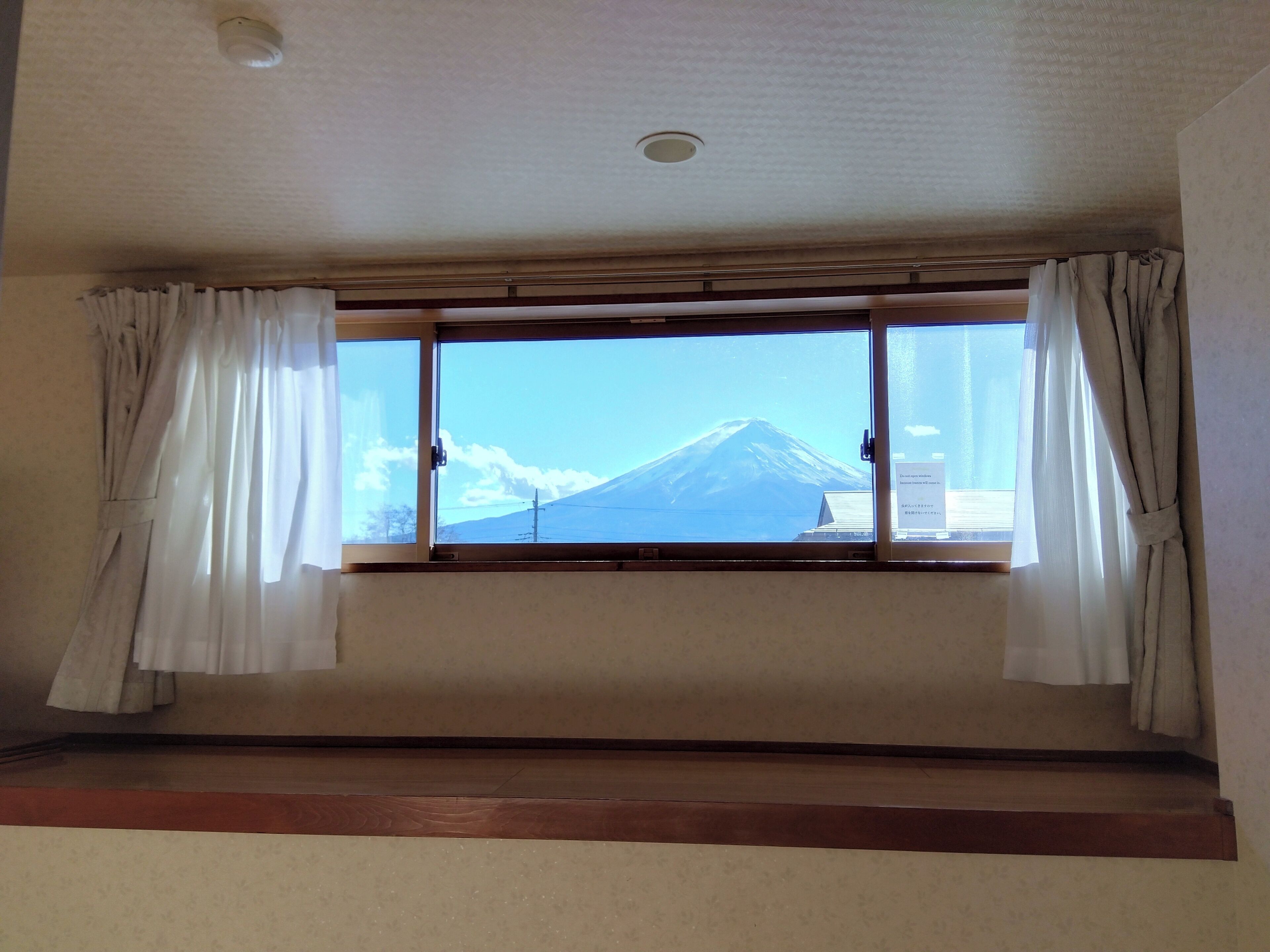 Una habitación con ventana y vistas a la montaña.