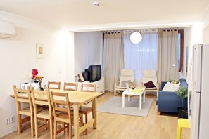 Suite (Non-Korean Nationals Only) | Desk, rollaway beds, free WiFi - Bbungalow (Seoul)