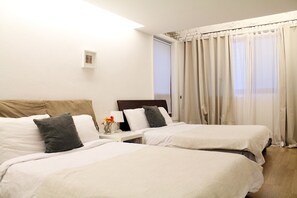 Suite (Non-Korean Nationals Only) | Schreibtisch, Zustellbetten, kostenloses WLAN