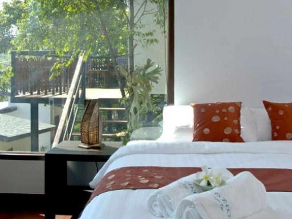 Allergitestade sängkläder, minibar och värdeförvaringsskåp på rummet