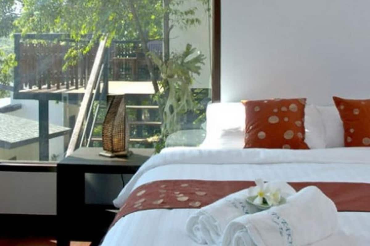 Allergitestade sängkläder, minibar och värdeförvaringsskåp på rummet