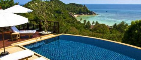 Piscine extérieure, parasols de plage, chaises longues