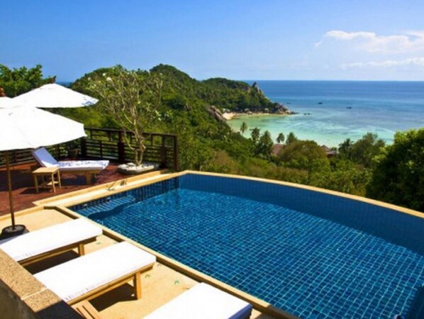 Piscine extérieure, parasols de plage, chaises longues
