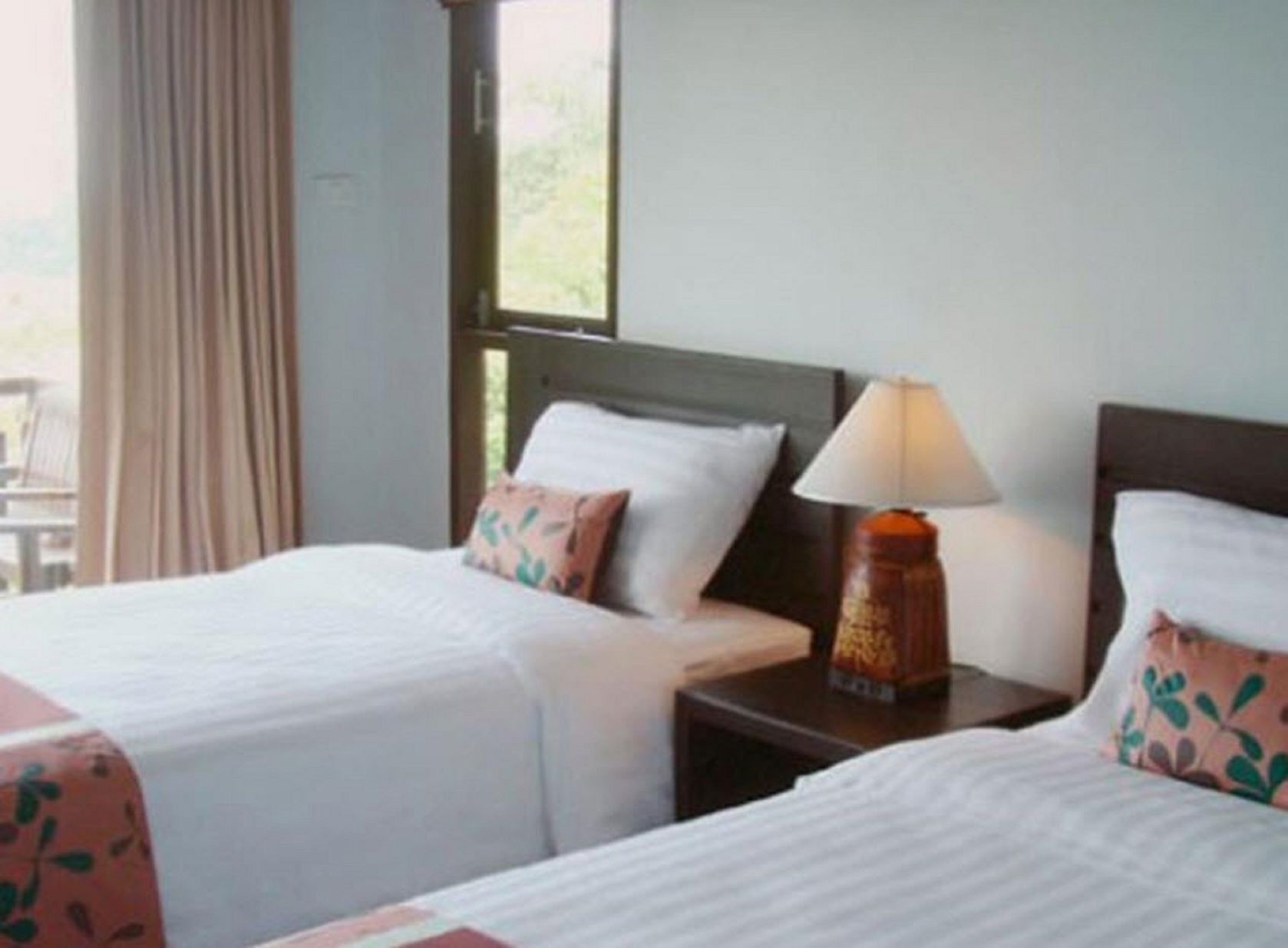 Allergitestade sängkläder, minibar och värdeförvaringsskåp på rummet