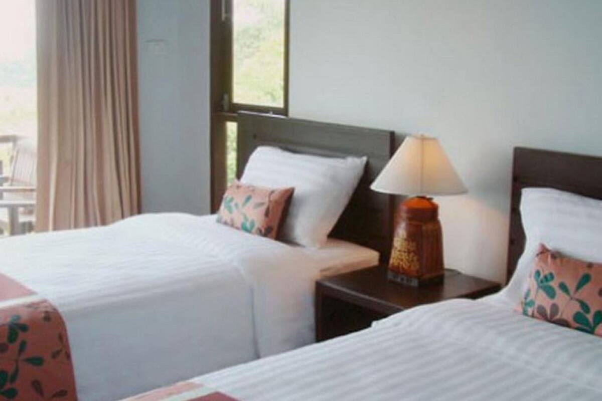 Allergitestade sängkläder, minibar och värdeförvaringsskåp på rummet