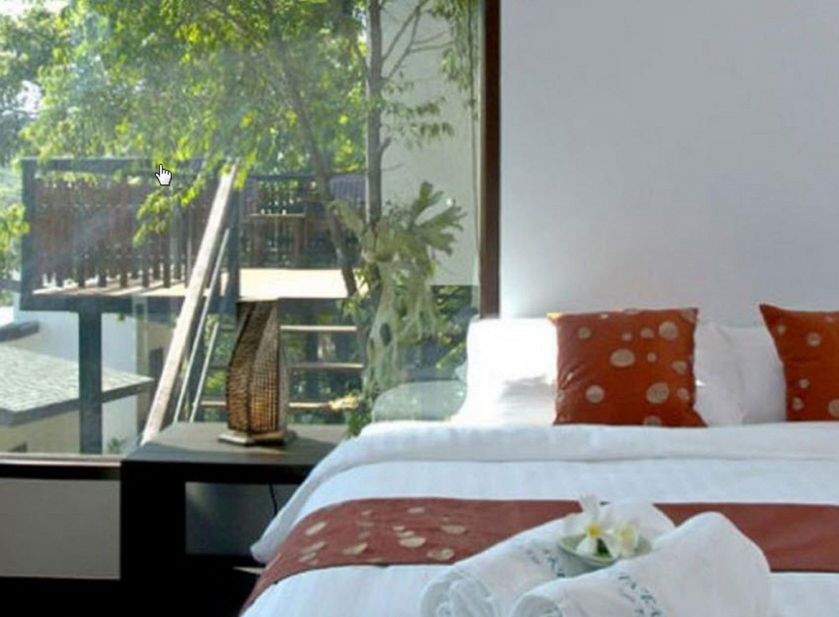 Allergitestade sängkläder, minibar och värdeförvaringsskåp på rummet