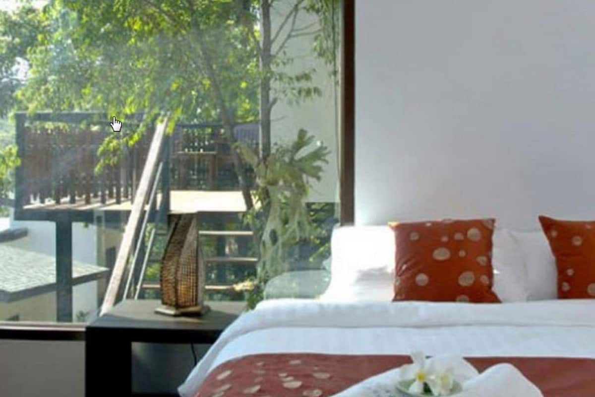 Allergitestade sängkläder, minibar och värdeförvaringsskåp på rummet