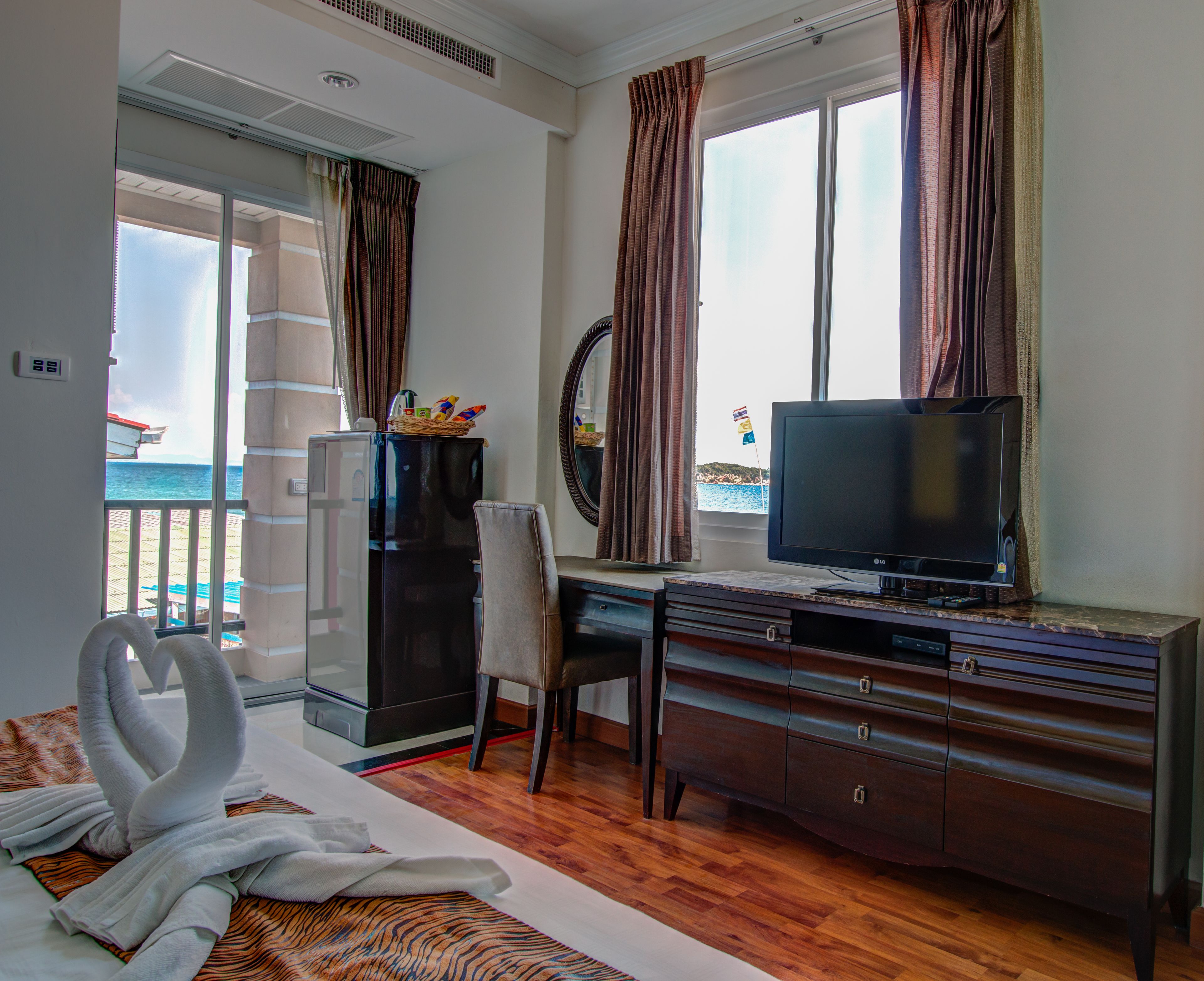 superior room, sea view | minibar, in-room safe, desk, rollaway beds