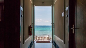 A hallway leading to a balcony with a view of the sea. - Suntosa Resort (Koh Lan)