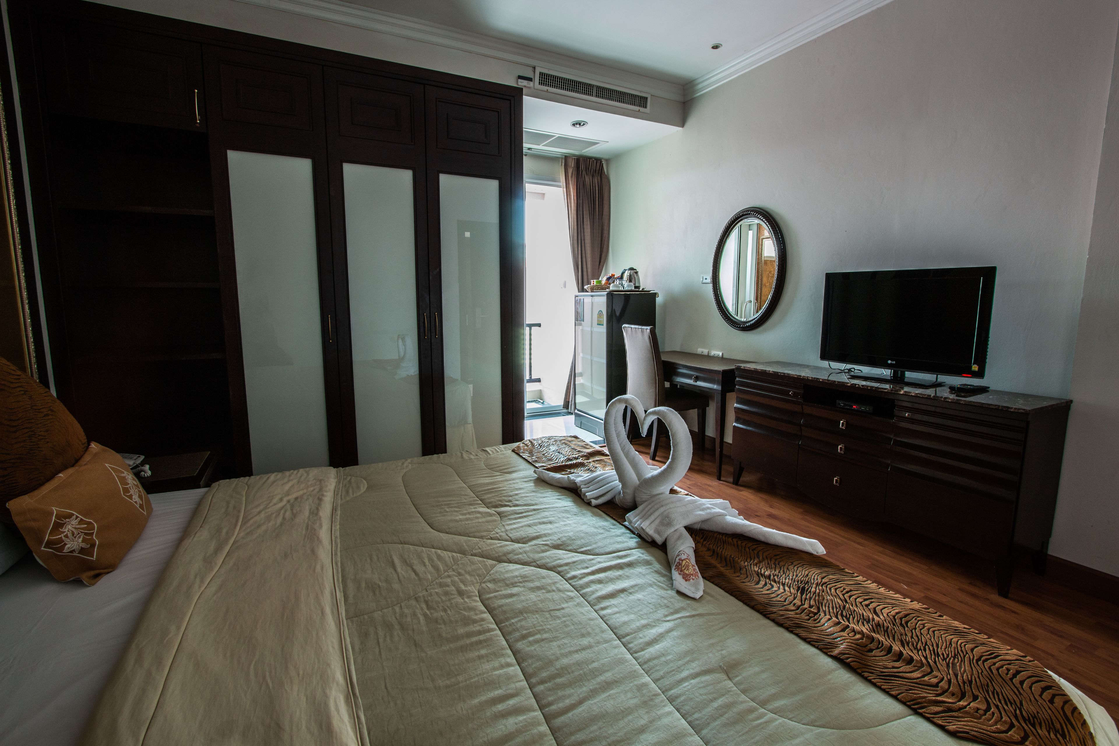 superior room | minibar, in-room safe, desk, rollaway beds