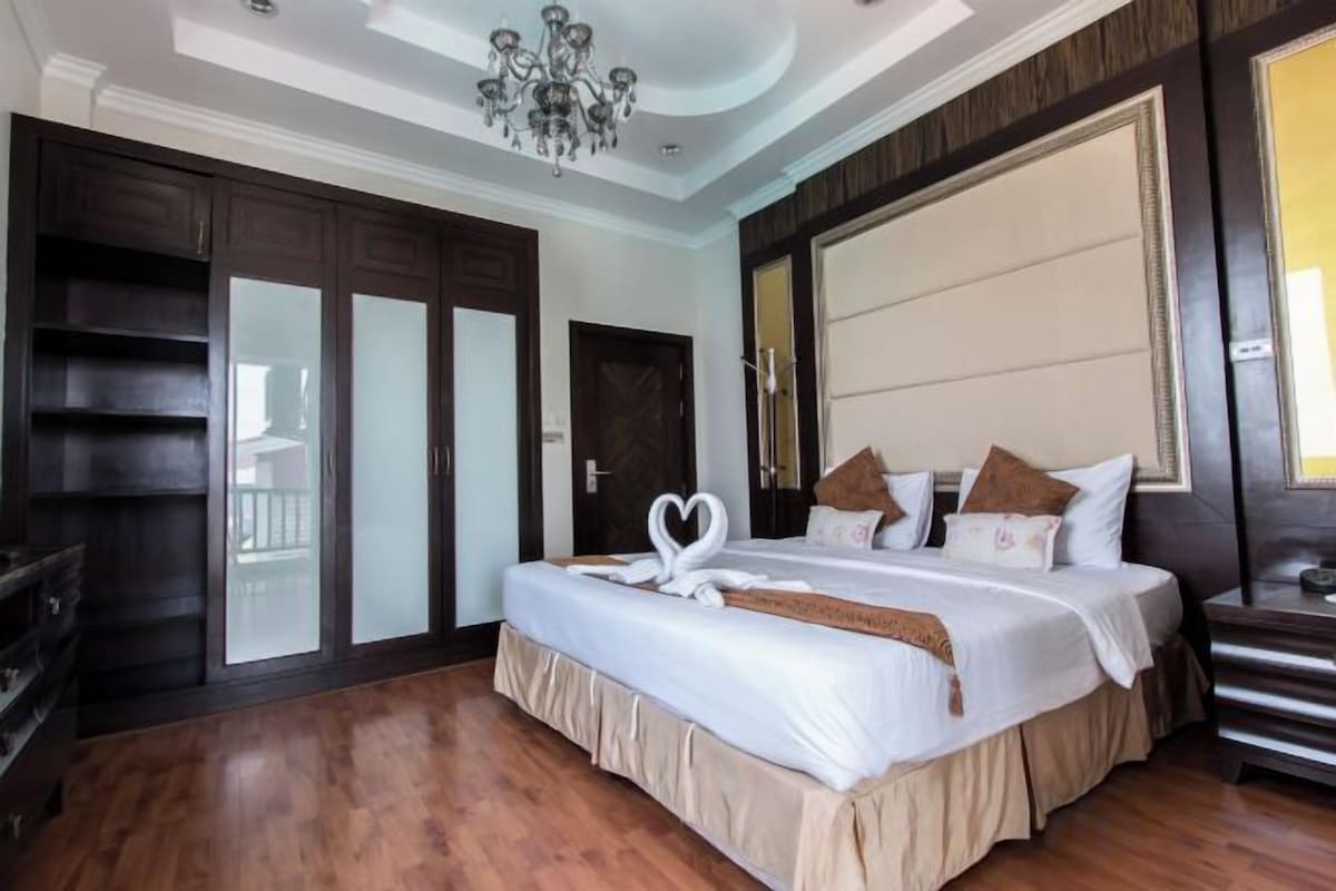 Minibar, in-room safe, desk, rollaway beds (surcharge)